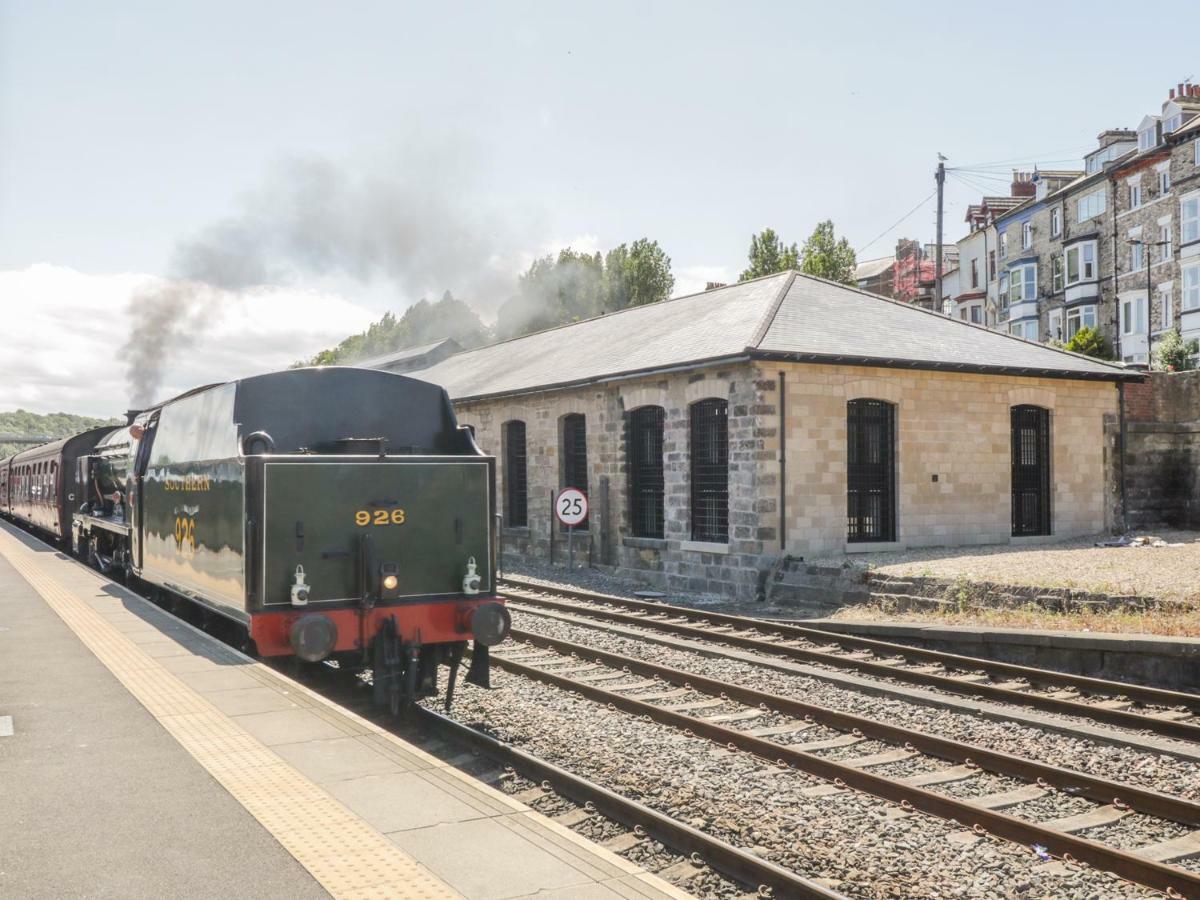 Апартаменты Evening Star Engine Shed Уитби Экстерьер фото